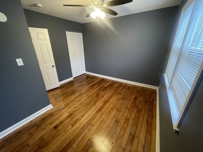 Building Photo - Baltimore - 3 bedroom and 1 Bathroom Available!