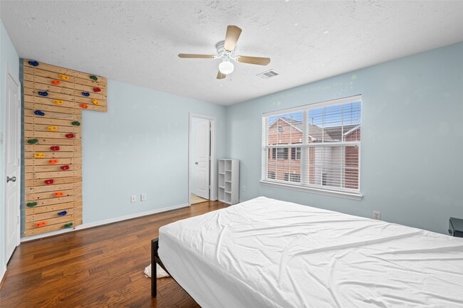 Building Photo - 3410 Skyline Village Dr