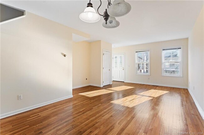 Building Photo - 13 Dolsen Pl