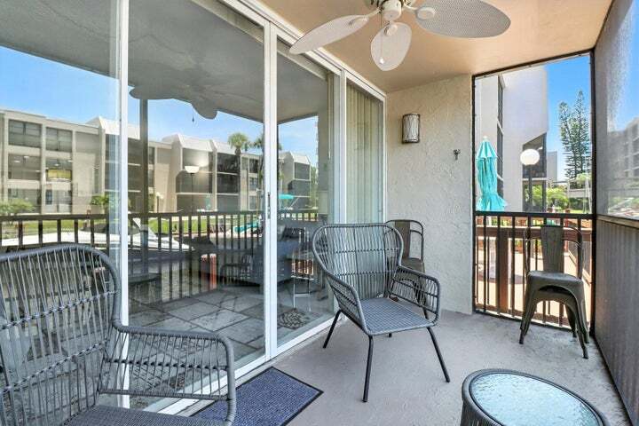 Building Photo - 6 Royal Palm Way