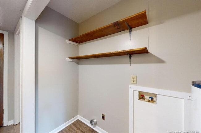 Building Photo - 707 Hedgelawn Way