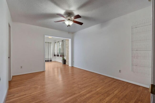 Building Photo - 1124 Helen Dr