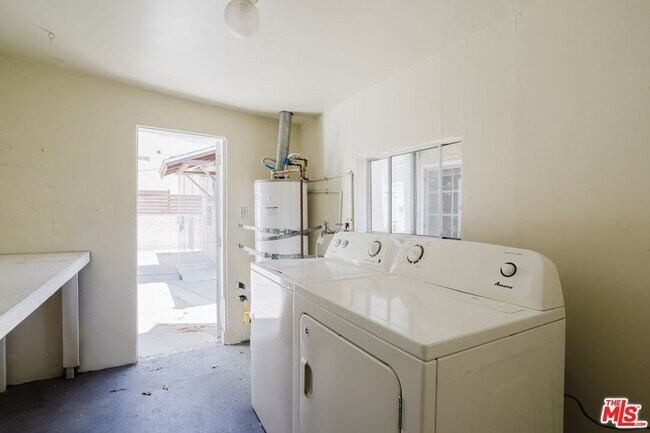 Building Photo - 5630 1/2 Craner Ave