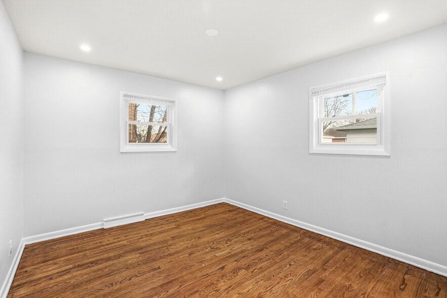 Building Photo - 3316 E Bottsford Ave