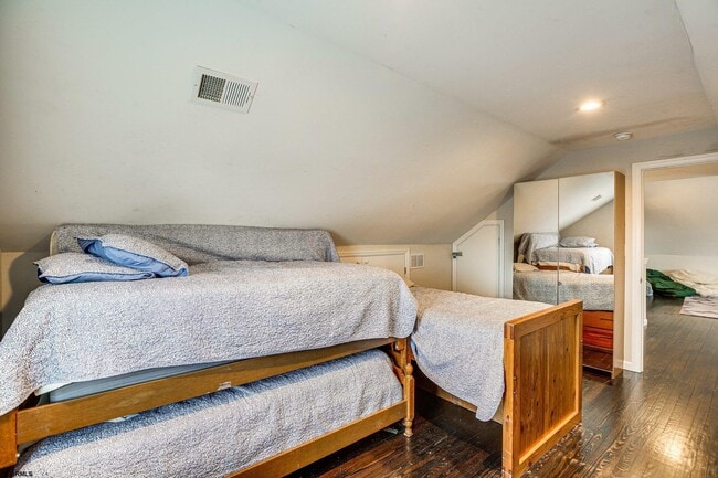 Building Photo - 200 N Essex Ave