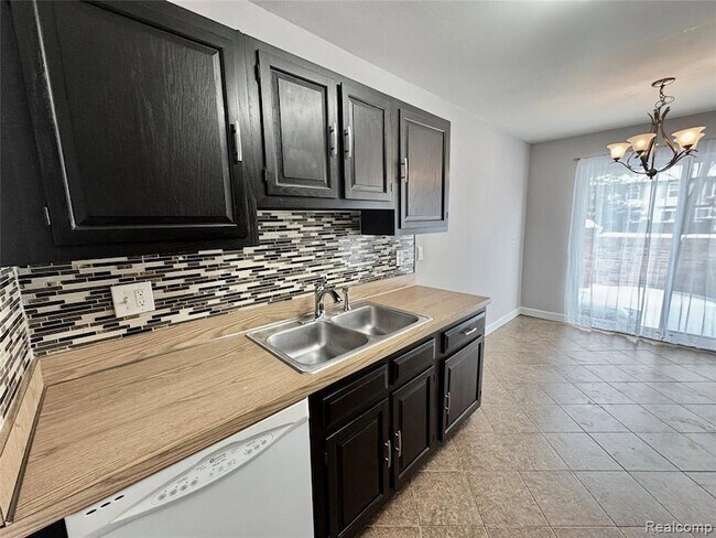 Building Photo - 41070 Southwind Dr