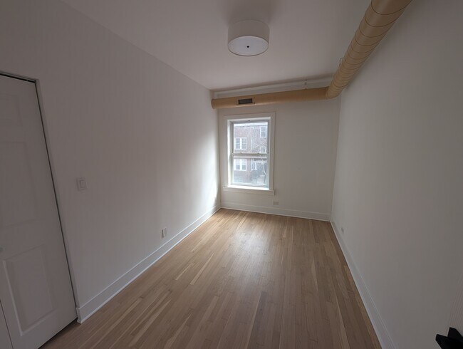 Building Photo - 1522 W Ardmore Ave