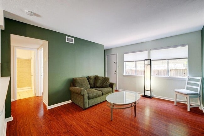 Building Photo - 1010 W 23rd St