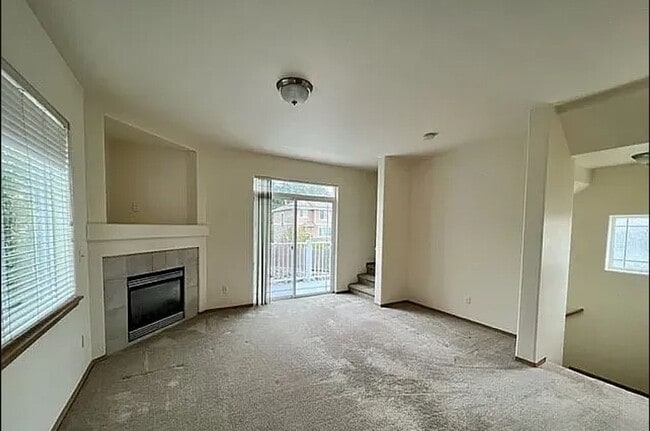 Building Photo - Spacious 3 Bedroom, 3 Bath End-Unit Condo – Parkview Village, Lynnwood