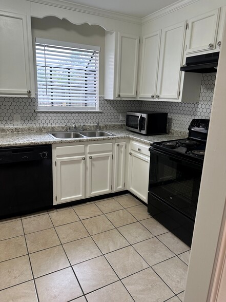 Building Photo - 421 Longwood Ct