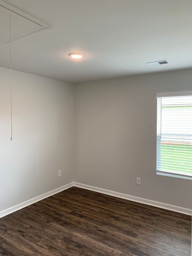 Building Photo - Don’t Miss This — Pre-Leasing 3-Bed, 2-Bath Home in Lakeside Cottages