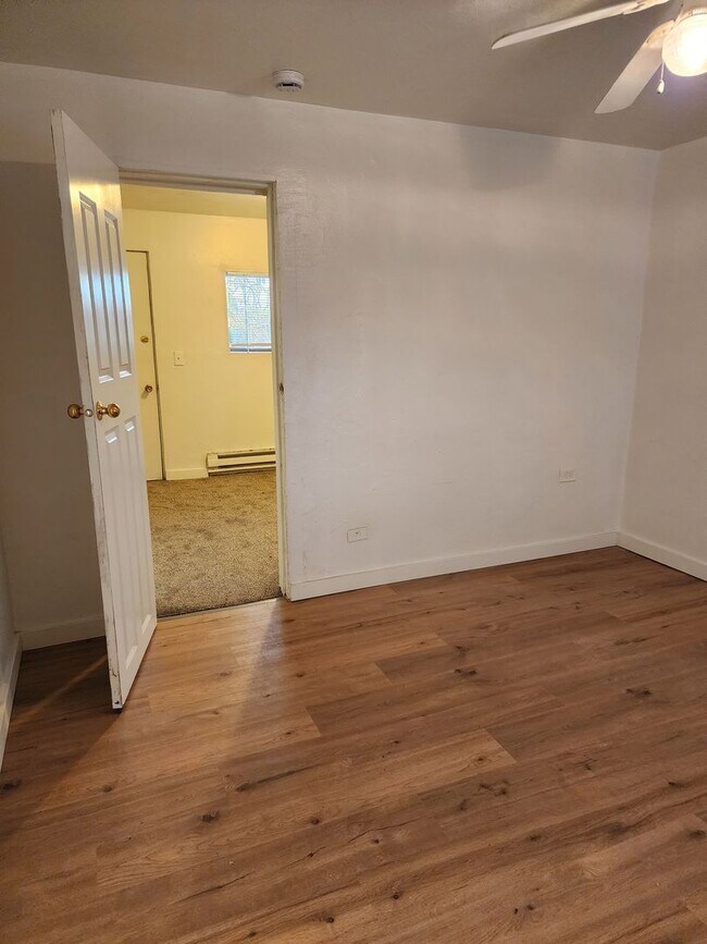 Building Photo - 1 bed 1 bath unit w/ shared laundry