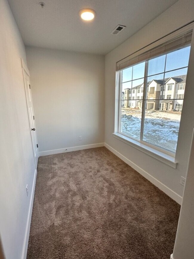 Building Photo - Gorgeous Condo!