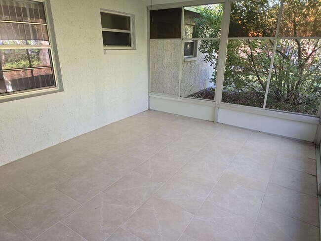 Building Photo - Beautuful 2 bedroom, 2 bath, 2 car garage rental home in Weeki Wachee!