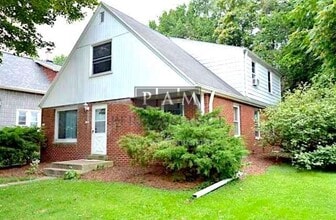 Building Photo - 6747 Hillside Ln
