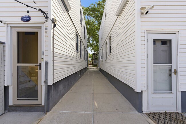 Building Photo - Fully Furnished Family Home in Glendale, NY