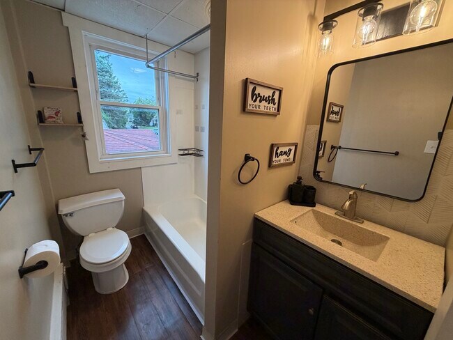 Building Photo - 402 Douglass St