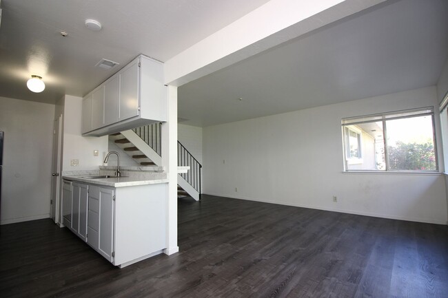 Building Photo - 2 Bedroom Condo Near Coddingtown