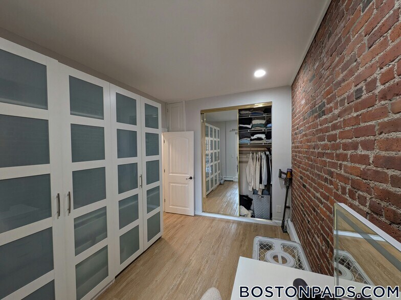 Building Photo - 390 Riverway
