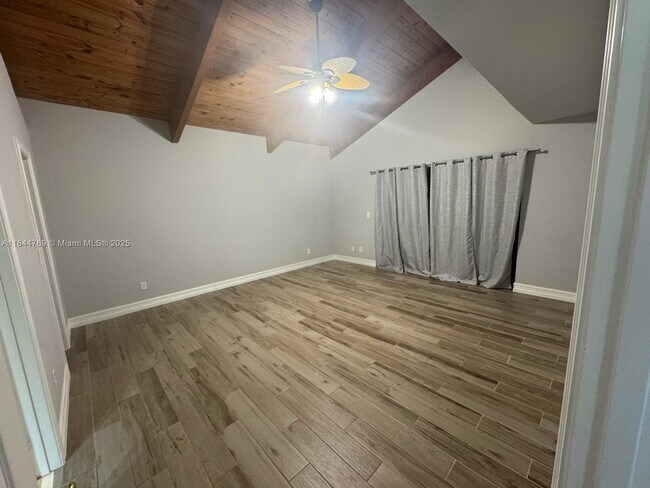 Building Photo - 2743 Parkview Dr S