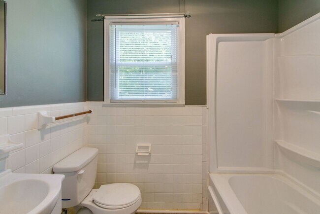 Building Photo - 430 Kelly Ln