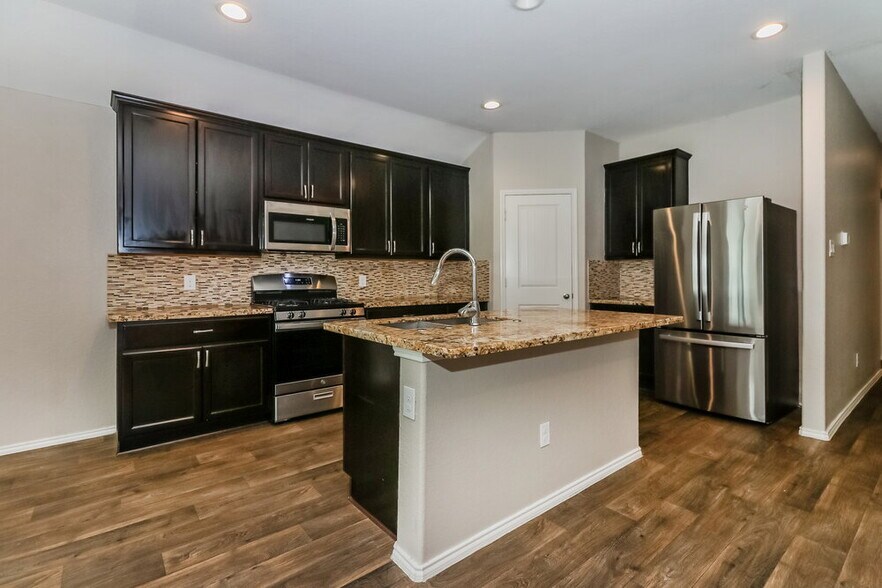 Building Photo - 8102 Rose Petals Ln