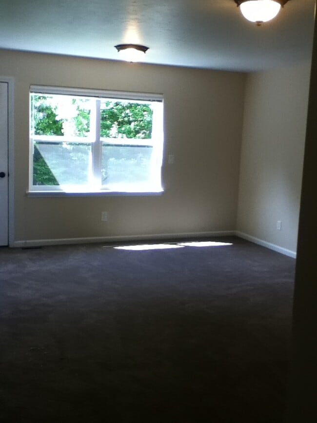 Building Photo - 4 Bedroom 2 Bathroom House - Close to MSU Campus