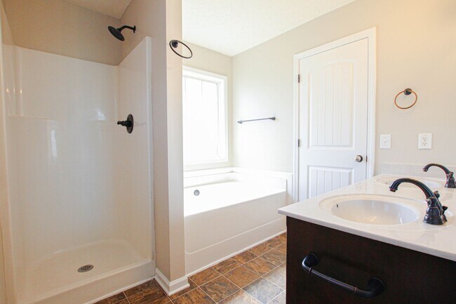 Building Photo - Pet Friendly Three Bedroom!