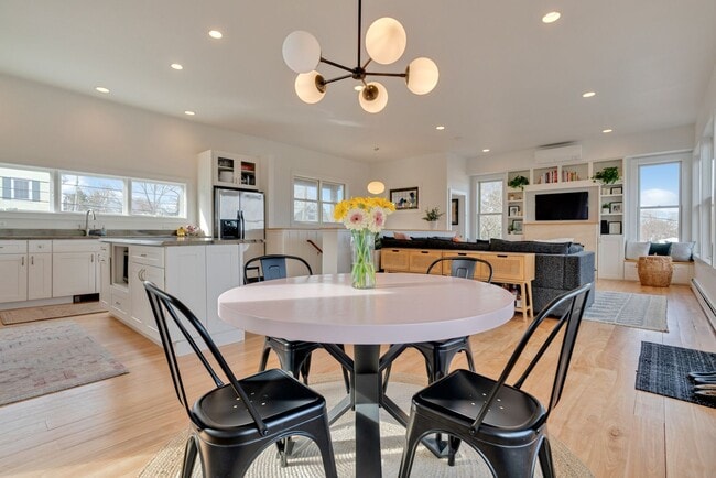 Building Photo - Stunning 4 Bed 2.5 Bath Steps from Willards Beach