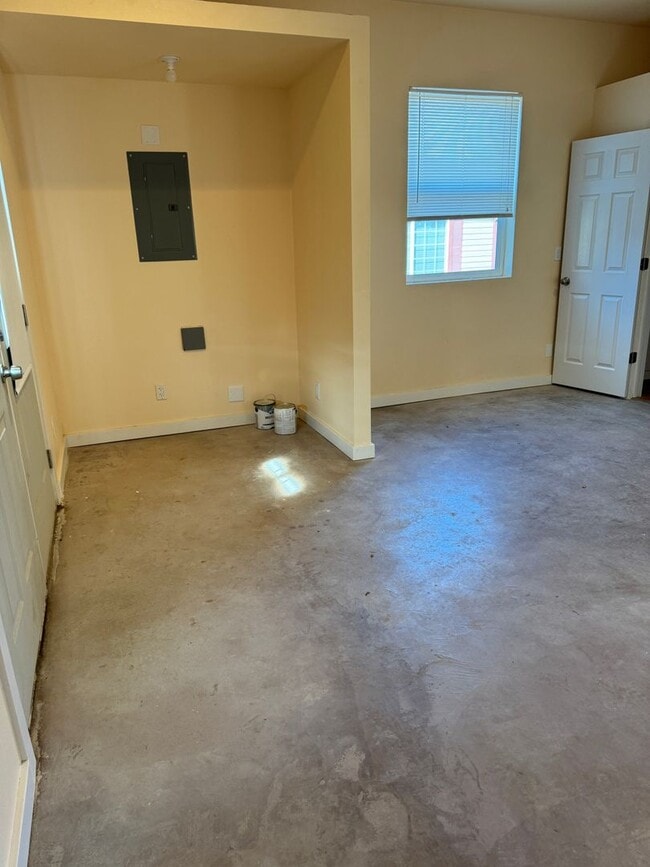 Building Photo - Studio+ Close to WWCC