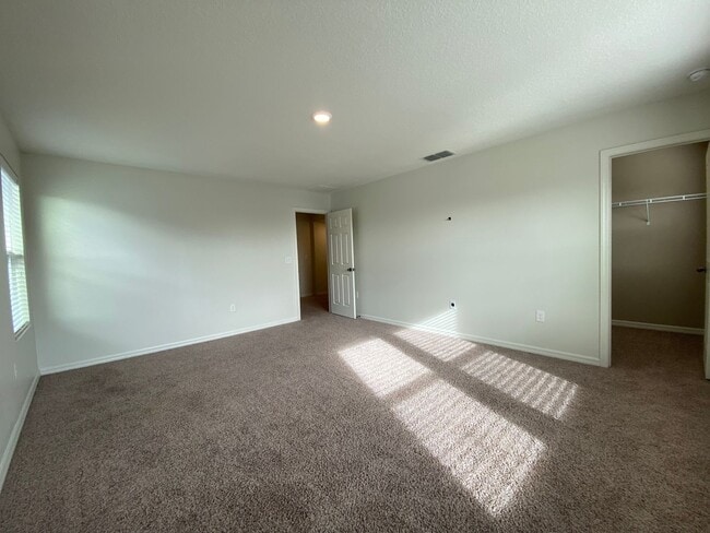 Building Photo - Stunning 5 Bedroom Pool Home in Orchard Hi...