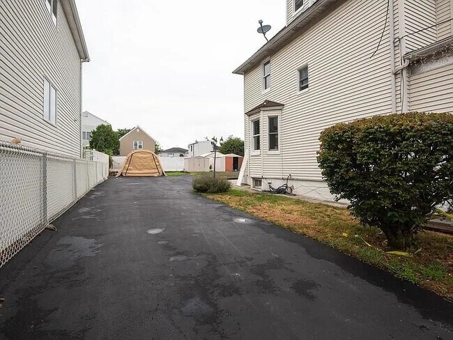 Building Photo - 733 Hudson Ave