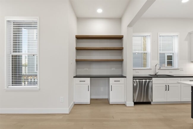 Building Photo - 2204 Lou Ellen Ln