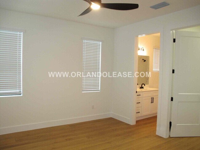 Building Photo - Beautiful 3/3.5 Townhome in the SODO area of Orlando