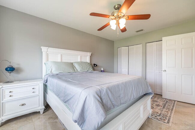 Building Photo - 5290 Pine Tree Dr