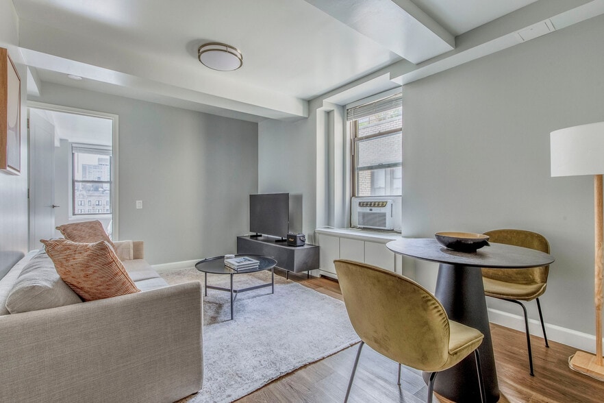 Building Photo - 240 W 73rd St