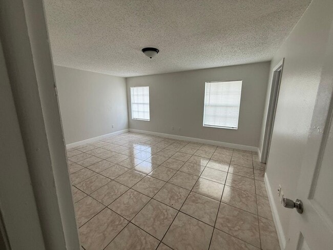 Building Photo - Spacious 3-Bedroom, 2-Bath Home in Prime O...