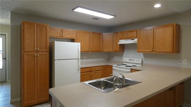 Building Photo - 2 bed/2 bath end unit in Gainesville