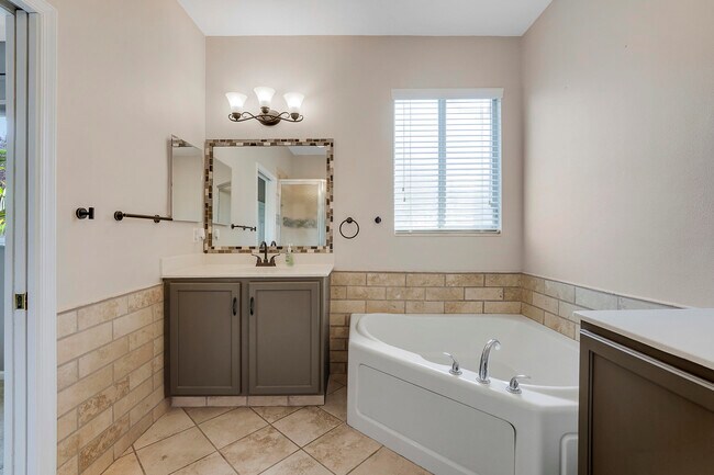 Building Photo - 3172 N Greenleaf Cir