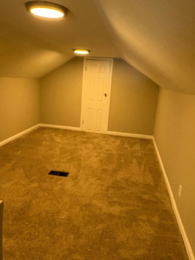 Building Photo - Beautiful 4 bedrooms and 2 bathrooms!