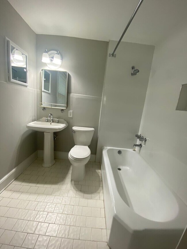 Building Photo - 1 Bedroom 1 Bathroom Unit-First Floor