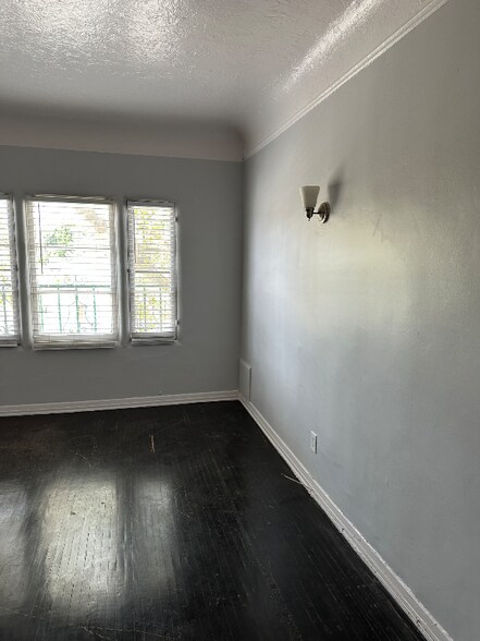 Building Photo - 3221 W 43rd Pl