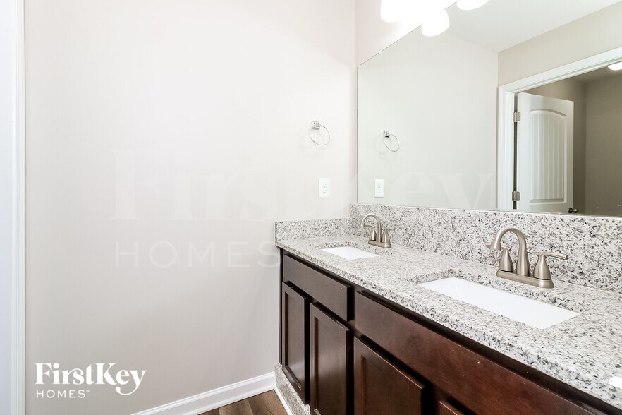 Building Photo - 108 Hollyhock Ln