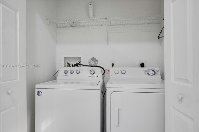 Building Photo - 3912 Tree Top Dr