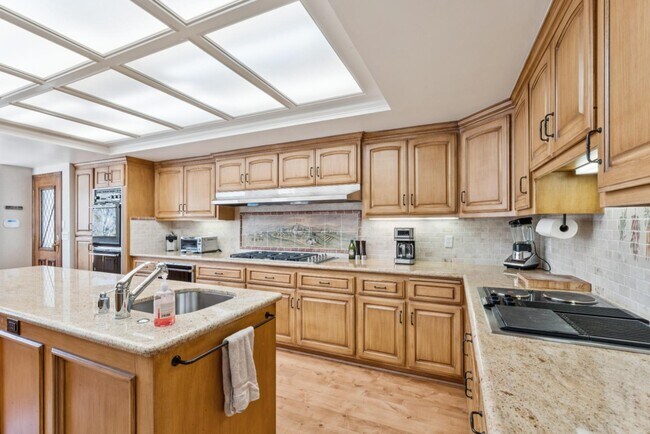 Building Photo - 716 Oak Point