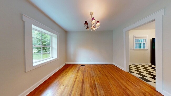 Building Photo - Super Cute Cottage 1 mile from Toomers Corner