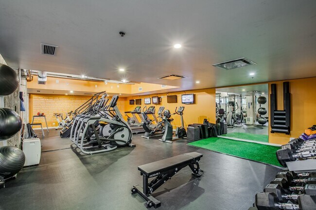 Building Photo - FANTASTIC 2-BEDROOM KING WILLIAM CONDOMINIUM