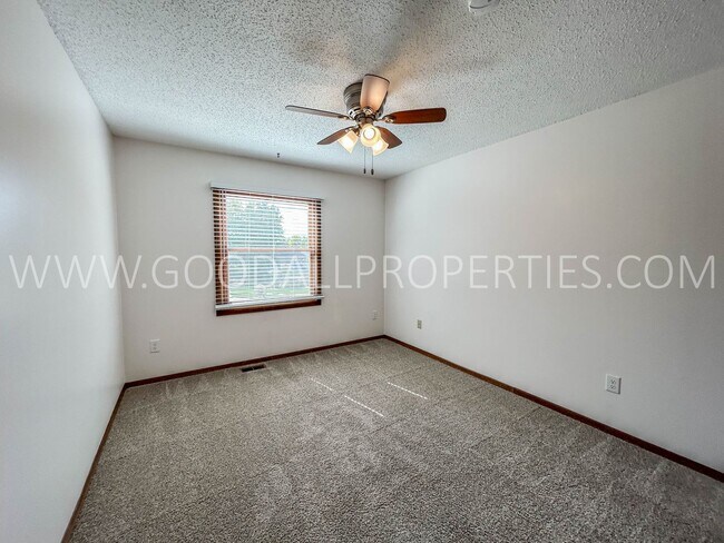 Building Photo - 3 Bedroom, 3 bath Home in West Des Moines!!