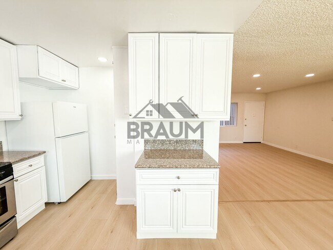 Building Photo - 13129 Oxnard St