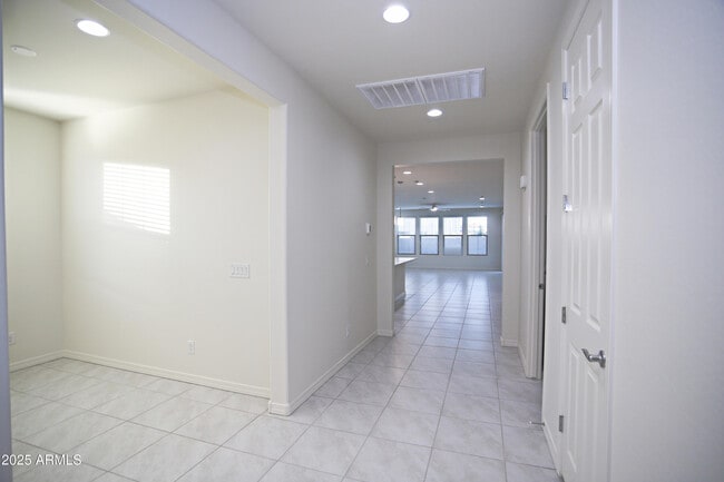 Building Photo - 976 W Finch Dr